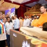 प.पू. जगद्गुरू स्वस्तिश्री जिनसेन भट्टारक पट्टाचार्य महास्वामींचेपालकमंत्री चंद्रकांतदादा पाटील यांना आशिर्वाद