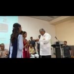 महिला दिनी मंत्री चंद्रकांतदादा पाटील यांच्याकडून विद्यार्थिनींचे औक्षण करून स्त्रीशक्तीचा अनोखा सन्मान