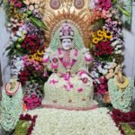 -तब्बल २५ लक्ष मोग-यासह सुवासिक फुलांनी सजले महालक्ष्मी मंदिर