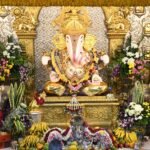 दगडूशेठ गणपती मंदिरावर अंगारकीनिमित्त ‘दाक्षिणात्य’ पुष्पआरासफुलांमध्ये विविध देवतांच्या प्रतिमा ; देशी फुलांनी सजले मंदिर