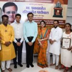 -बचत गटातील महिलांना स्वयंरोजगारासाठी प्रशिक्षणअखिल म्हसोबा उत्सव मंडई ट्रस्ट तर्फे उपक्रम ; प्रकाशशेठ रसिकशेठ धारीवाल यांच्या हस्ते प्रमाणपत्रांचे वाटप