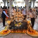 दिव्यांच्या लखलखाटात उजळले श्री महालक्ष्मी मंदिरसारसबागेसमोरील श्री महालक्ष्मी मंदिरात अधिक मासानिमित्त दीप उत्सव
