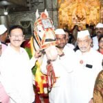 माऊलींच्या मानाच्या अश्वांची ‘दगडूशेठ’ गणपतीला अनोखी मानवंदनागणेश मंदिराच्या सभामंडपात अश्वांचा प्रवेश ; विश्वस्त, मंडळाच्या कार्यकर्त्यांतर्फे अश्वांचे पूजन