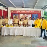 दुर्गा ब्रिगेड राष्ट्रीय पक्षातर्फे पोलीस बांधवांना रेनकोट वाटप समारंभ उत्साहात संपन्न