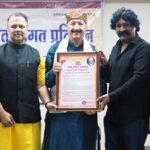 संयोजकाच्या मंचावर रंगला संयोजकाचा हृद्य सन्मान सोहळा..!रंगत-संगत प्रतिष्ठानतर्फे डॉ. किशोर सरपोतदार यांचा आदर्श संयोजक पुरस्काराने गौरवपुणे : सांस्कृतिक राजधानी अशी ओळख असलेल्या पुण्यात गेल्या ३५ वर्षांत पंधराशेपेक्षा जास्त सामाजिक, सांस्कृतिक उपक्रम घेणाऱ्या रंगत-संगत प्रतिष्ठानतर्फे सुमारे ४५ वर्षांची परंपरा असलेल्या पूना गेस्ट हाऊस स्नेह मंचाचे संयोजक डॉ. किशोर सरपोतदार यांचा आज (दि. ९) आदर्श संयोजक पुरस्काराने गौरव करण्यात आला. सुहृदांच्या उपस्थितीत रंगलेला हा सोहळा अनेक किस्से आणि आठवणींना उजाळा देणारा ठरला.